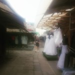 Vestidos de novia en el mercadillo de la calle Brzeska