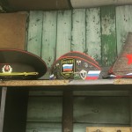 Sombreros militares puestos a la venta en el mercadillo de la calle Brzeska