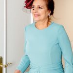 Un traje de madrina con pamela es un look clásico y elegante para una boda. Puedes optar por un vestido largo con una pamela a juego, o por un conjunto de chaqueta