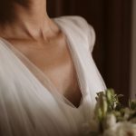  Un vestido de novia con escote en tul es una opción elegante para una boda. Estos vestidos suelen tener una silueta ajustada y un escote en forma triangular.